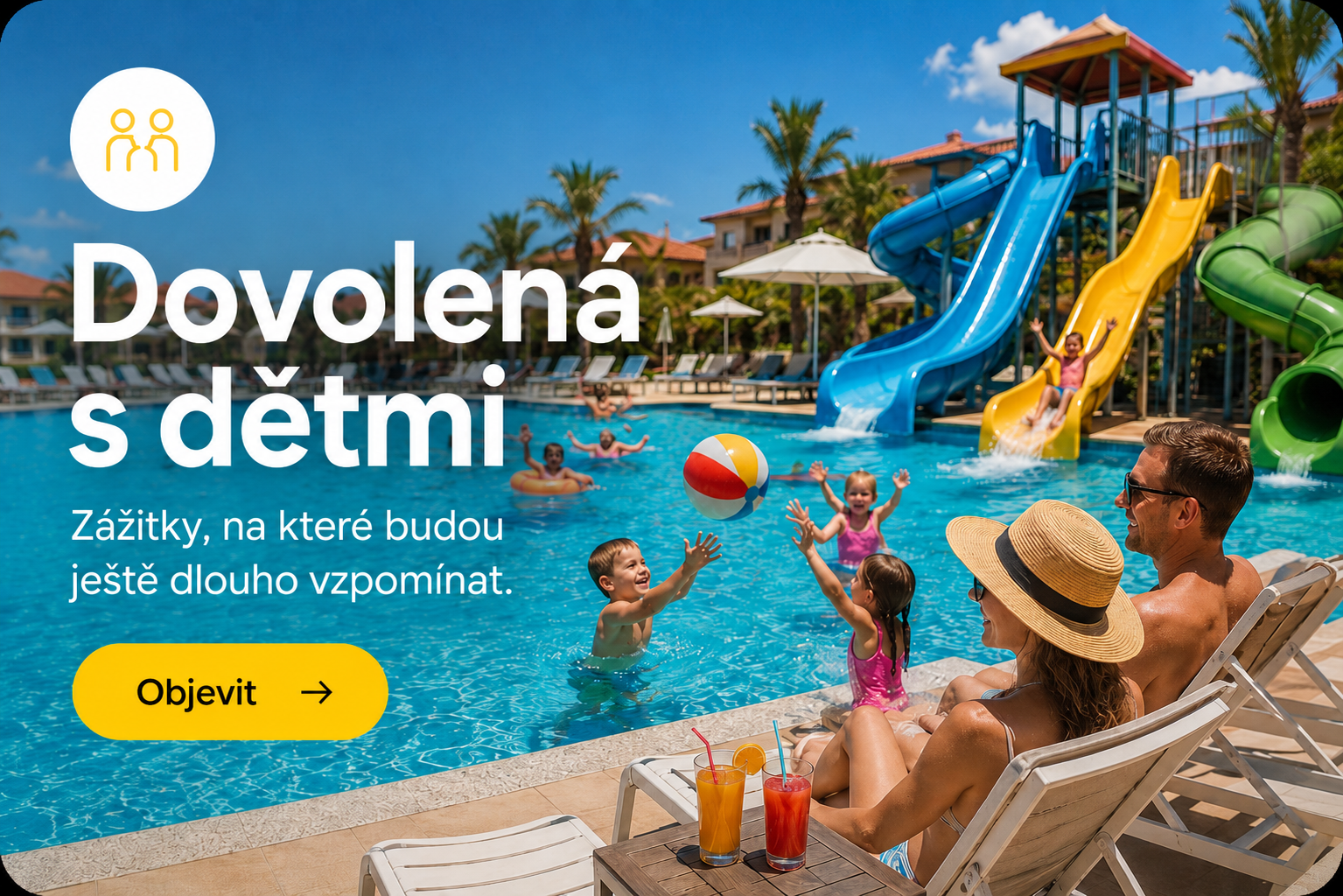 Rodina u bazénu u hotelu, děti skáčou u skluzavek, dospělí relaxují na lehátkách.