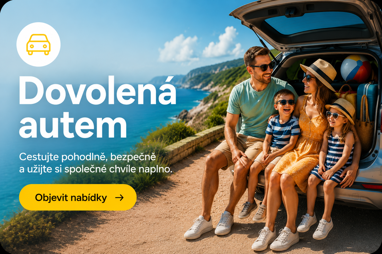 Rodina sedí v otevřeném autě u pobřeží, děti se smějí, modré moře a hory v pozadí.